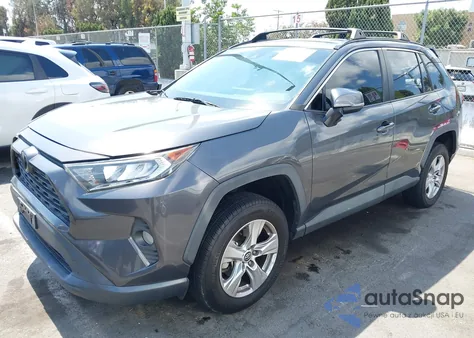 2020 Toyota Rav4 Xle z USA, uszkodzony, nr VIN 2T3W1RFV0LW080799